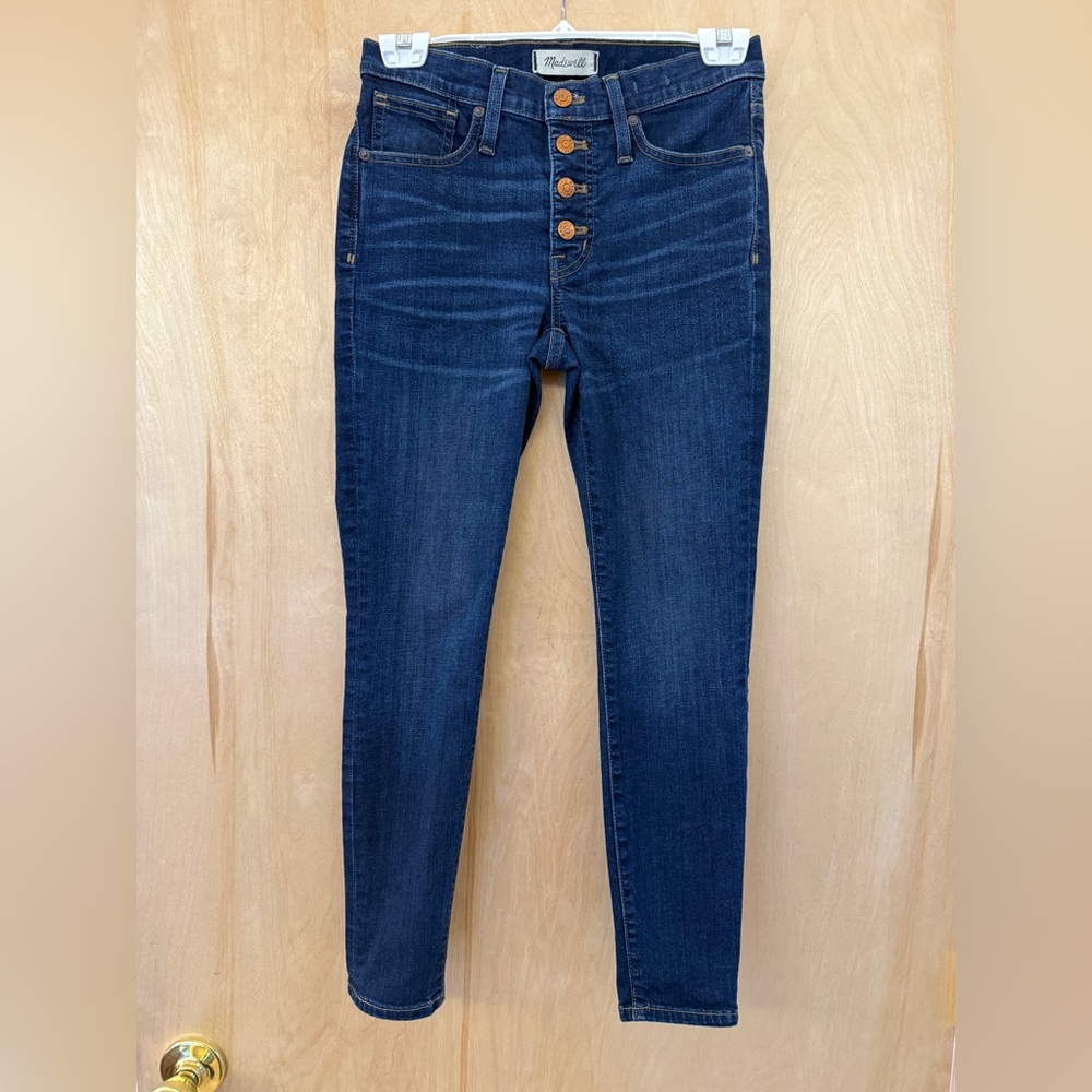 The Madewell 9" Mid-Rise Skinny Jeans in Hayes Wash: Button-Front Edition - Picture 6 of 16